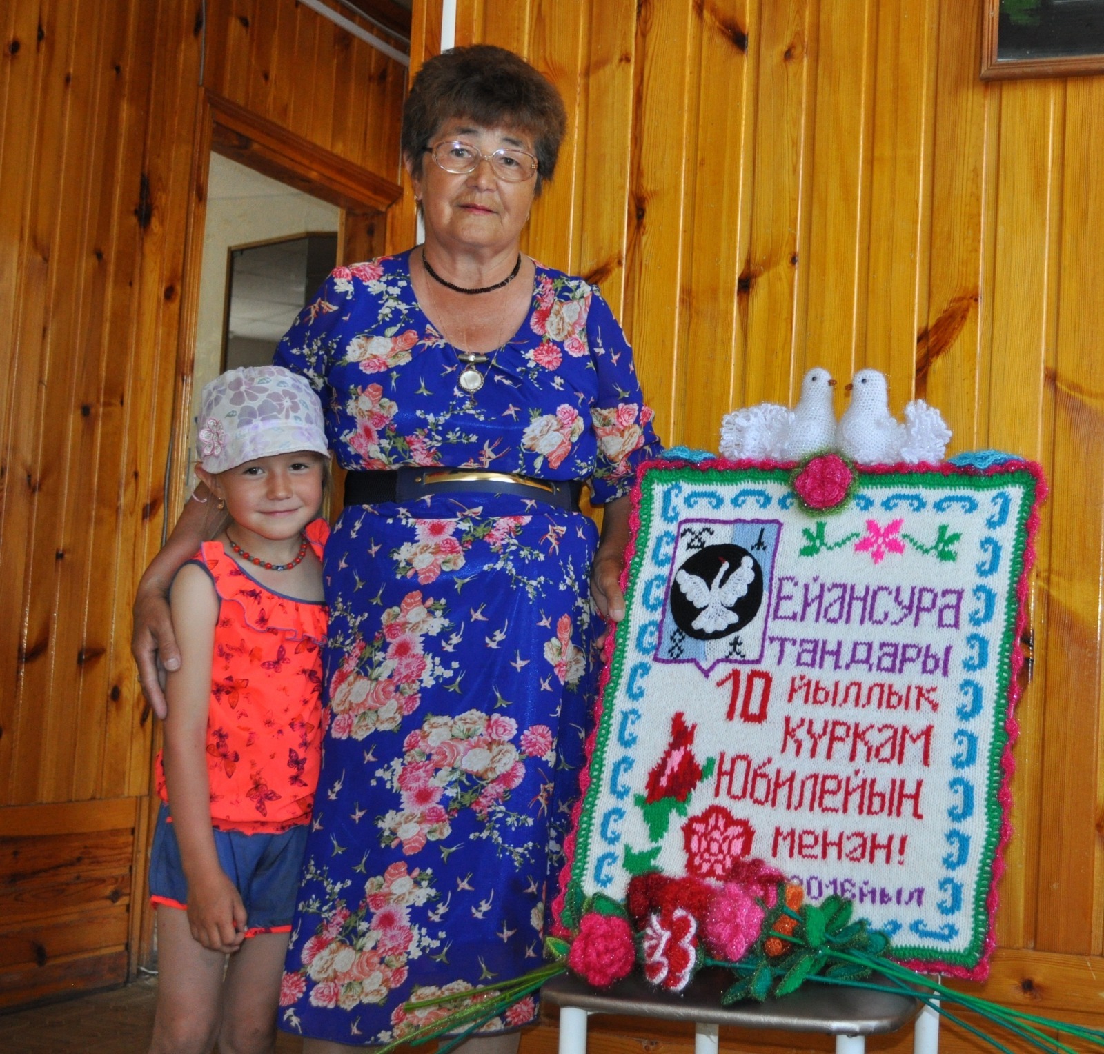 Миңлегөл Абдуллина "Ейәнсура таңдары" гәзитенең 10 йыллыҡ юбилейына арнаған ҡул эштәре менән.