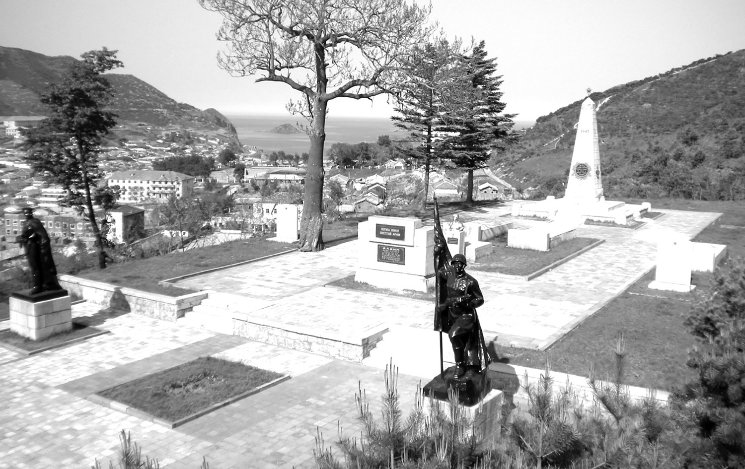 Сейсин порт-ҡалаһында уны азат иткәндә һәләк булған яугирҙәр ерләнгән урында ҙур мемориаль комплекс төҙөлгән, һәләк булыусыларҙың исемдәре яҙылған.