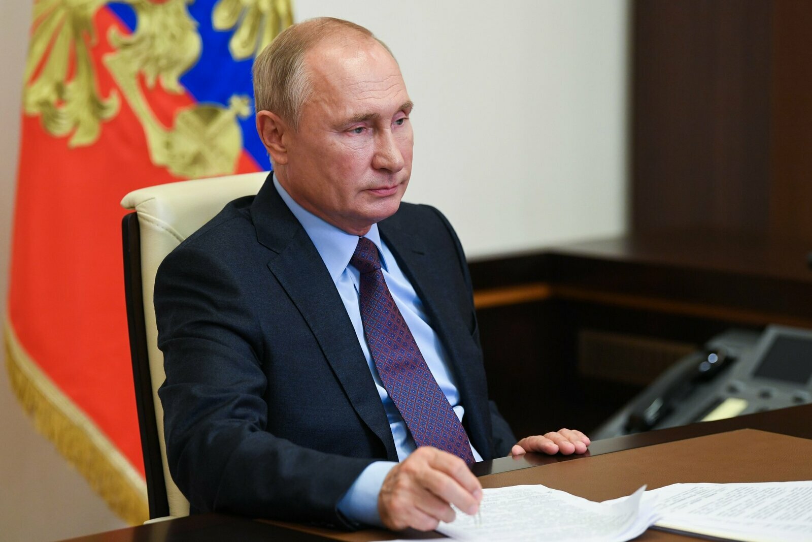 Владимир Путин присвоил наименование "гвардейский" четырёхсотому самоходному артиллерийскому полку