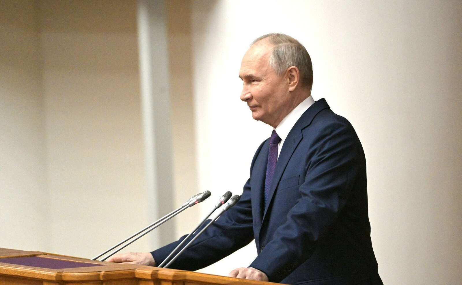 Путин заявил о начале работы кадровой программы «Время героев»