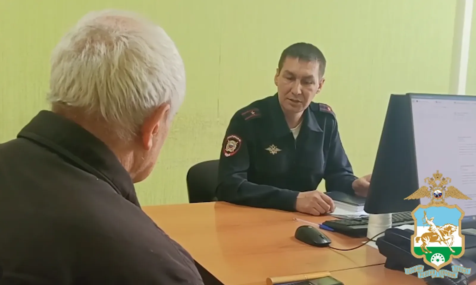В Салавате бдительный таксист передал в полицию деньги пенсионера