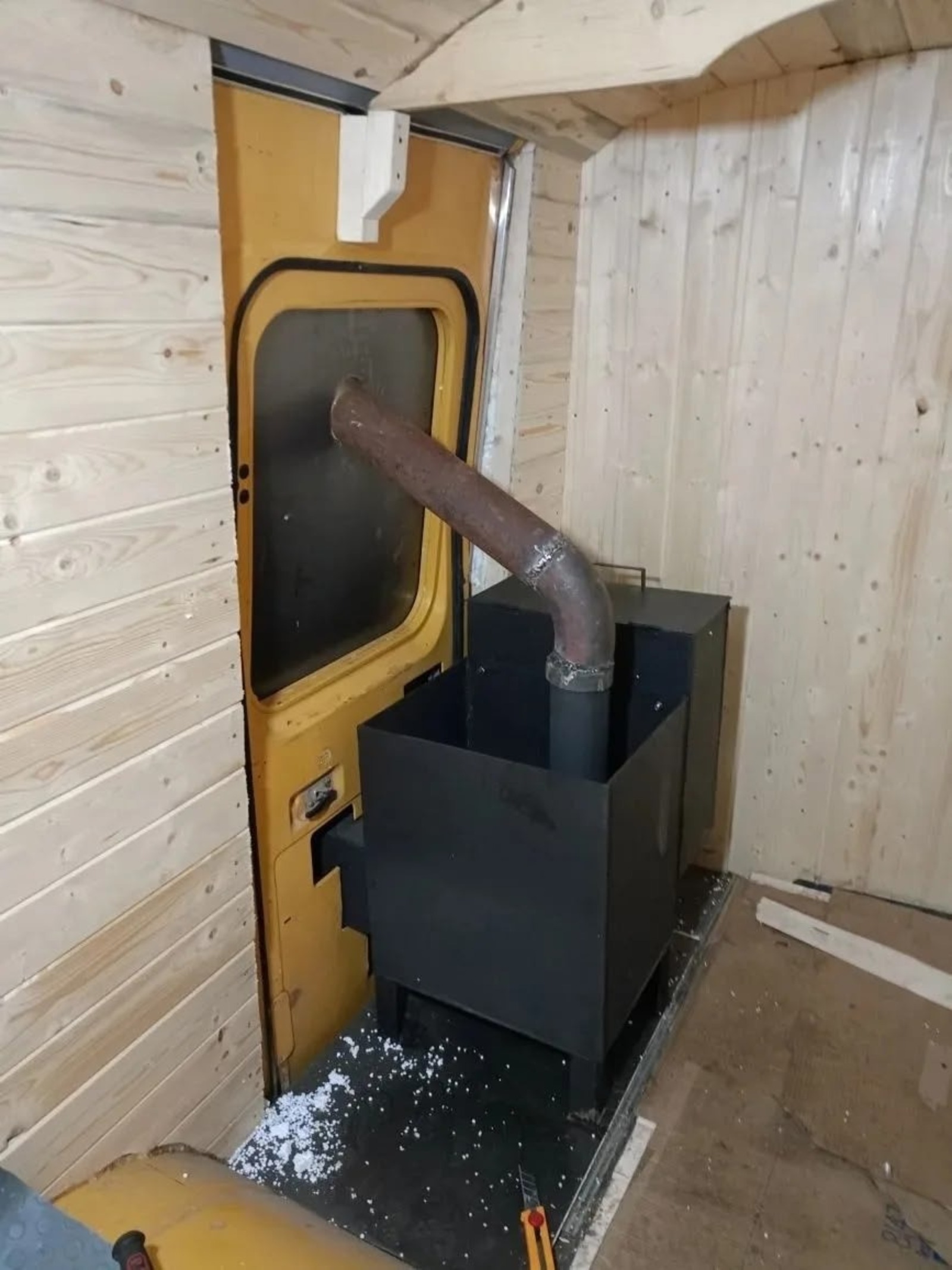 Мәктәп автобусынан тәгәрмәсле мунса яһағандар