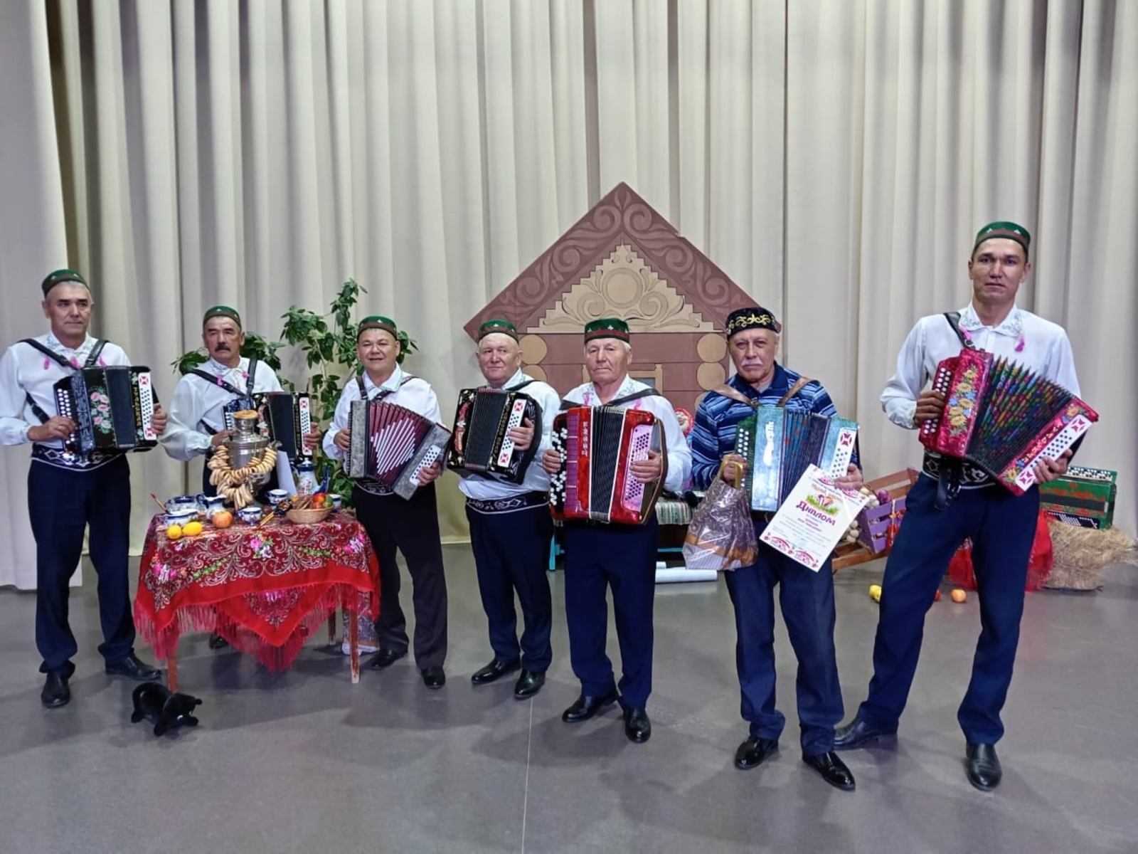 Ейәнсура гармунсылары халыҡ ижады фестивалендә сығыш яһаны