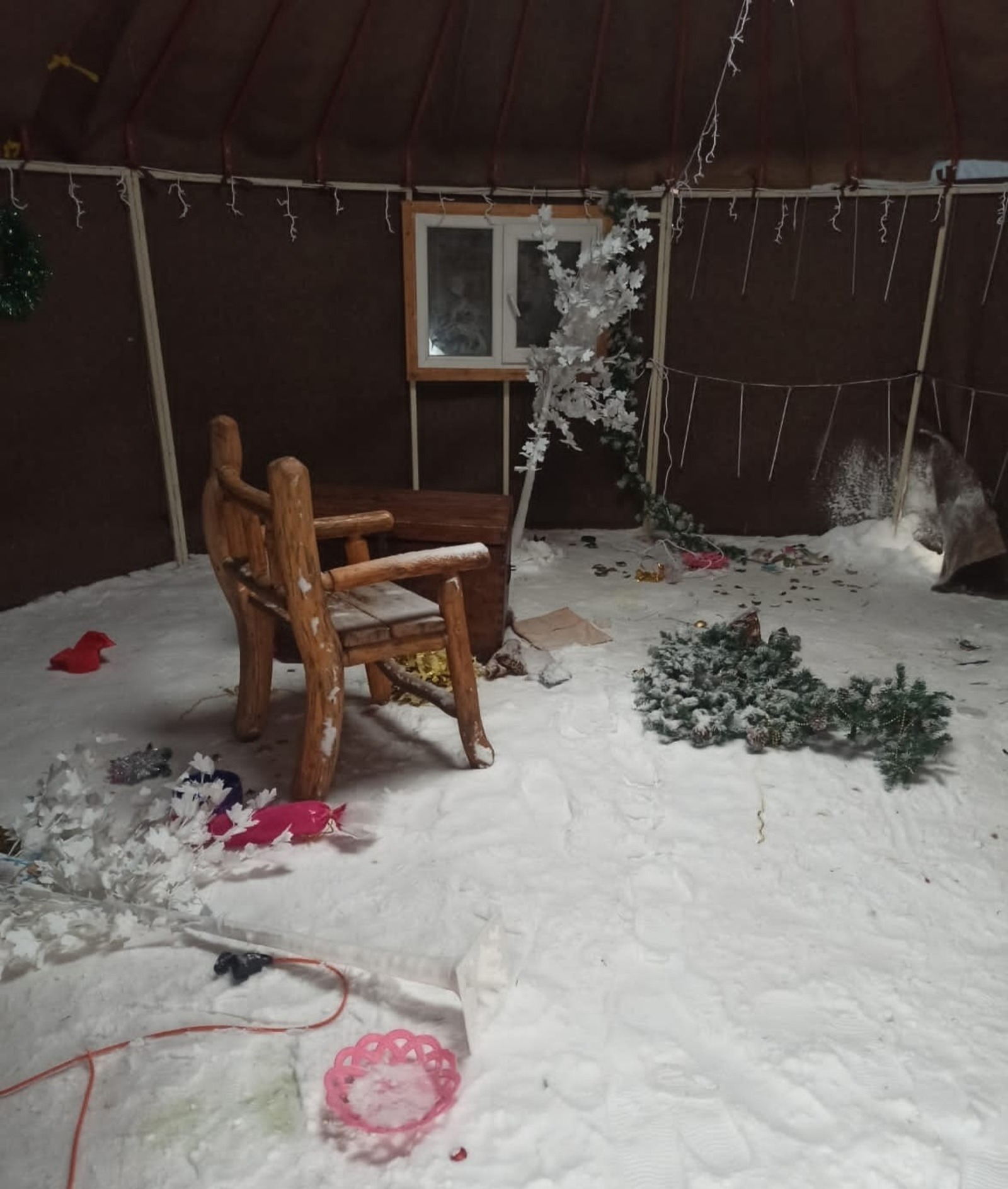 «Испортили всем праздник»: вандалы в Башкортостане разрушили резиденцию Деда Мороза