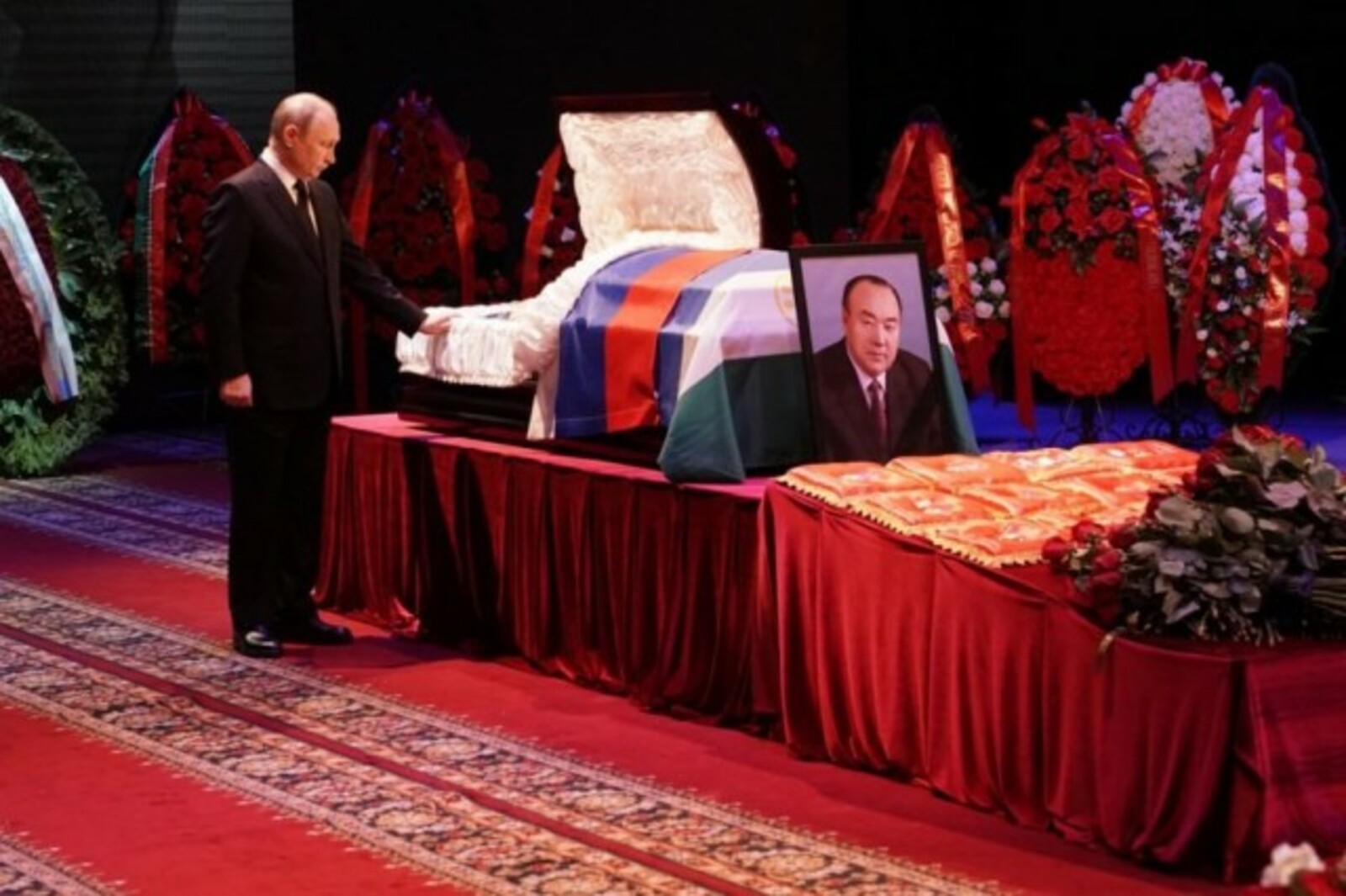 Владимир Путин принял участие в церемонии прощания с первым президентом Башкирии Муртазой Рахимовым в Уфе.