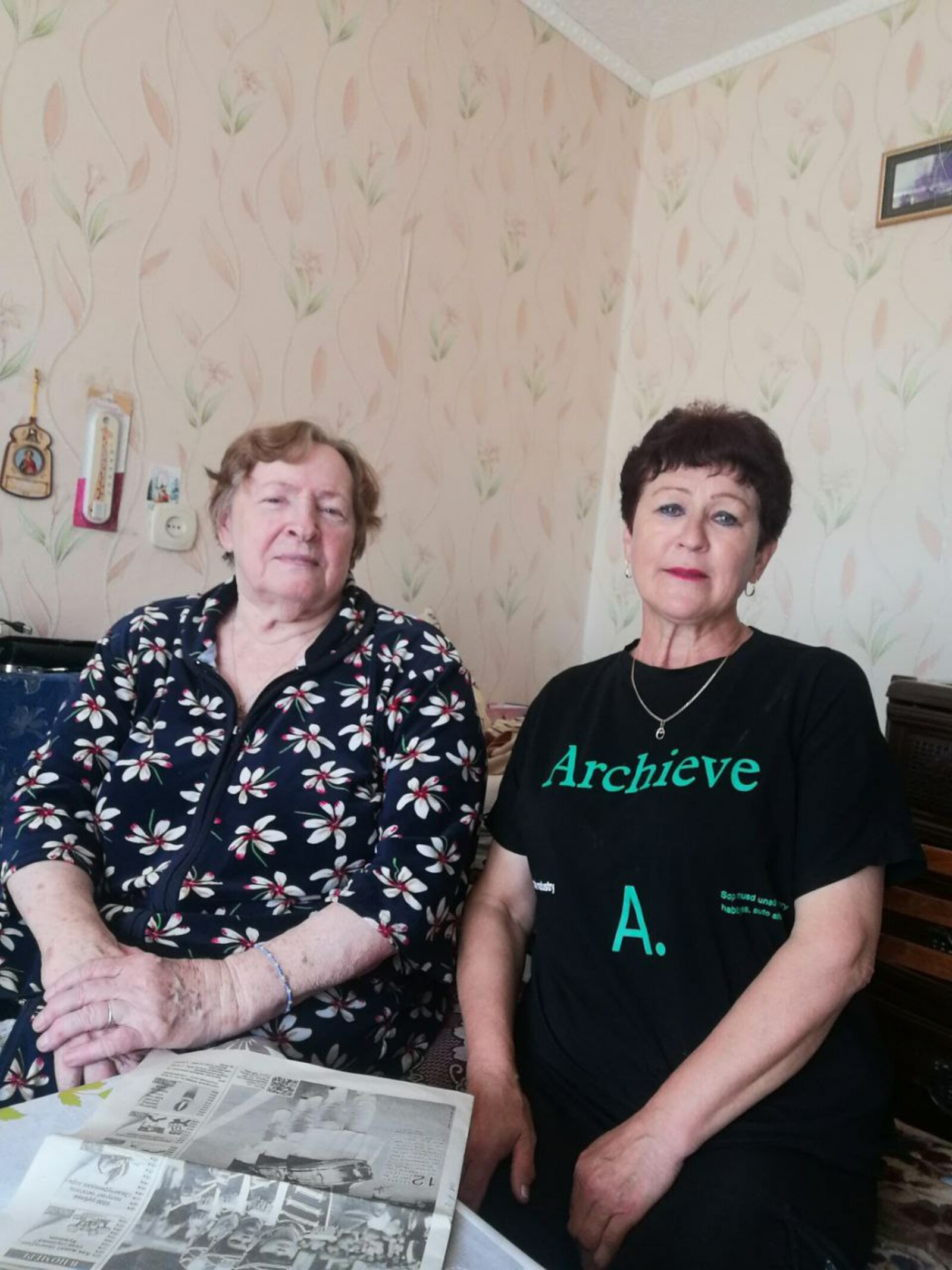 Социаль хеҙмәткәр Гөлсинә Дүшәнбаева хаҡлы ялдағы Мария Князева менән.