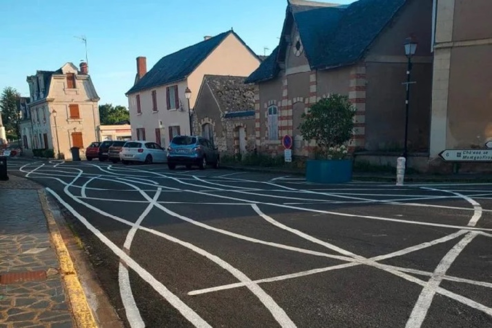 Во французском городе сделали запутанную разметку дороги, чтобы заставить водителей снизить скорость