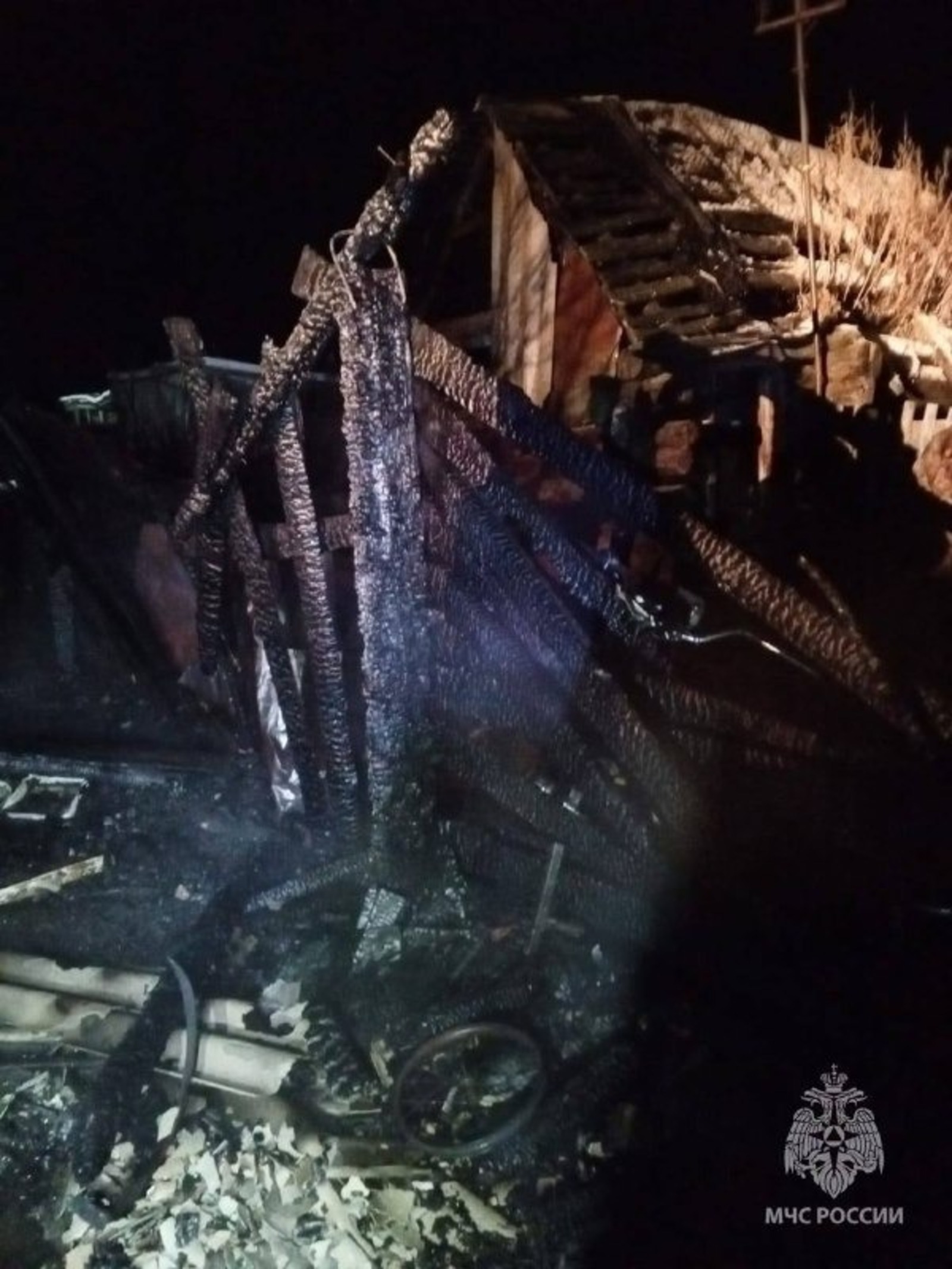 В сгоревшем сарае нашли труп мужчины