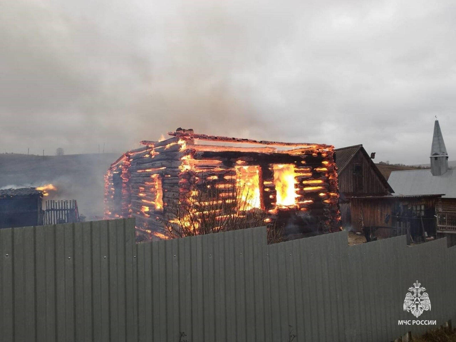 Әсәне дүрт балаһы менән тереләй яндырырға маташҡан