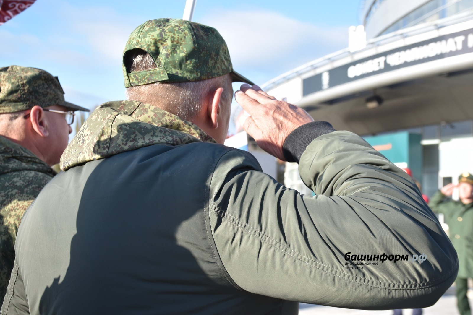 Р.Хәбиров МХО контрактсыларына бер тапҡыр бирелә торған түләүҙәр ваҡытын оҙайтты