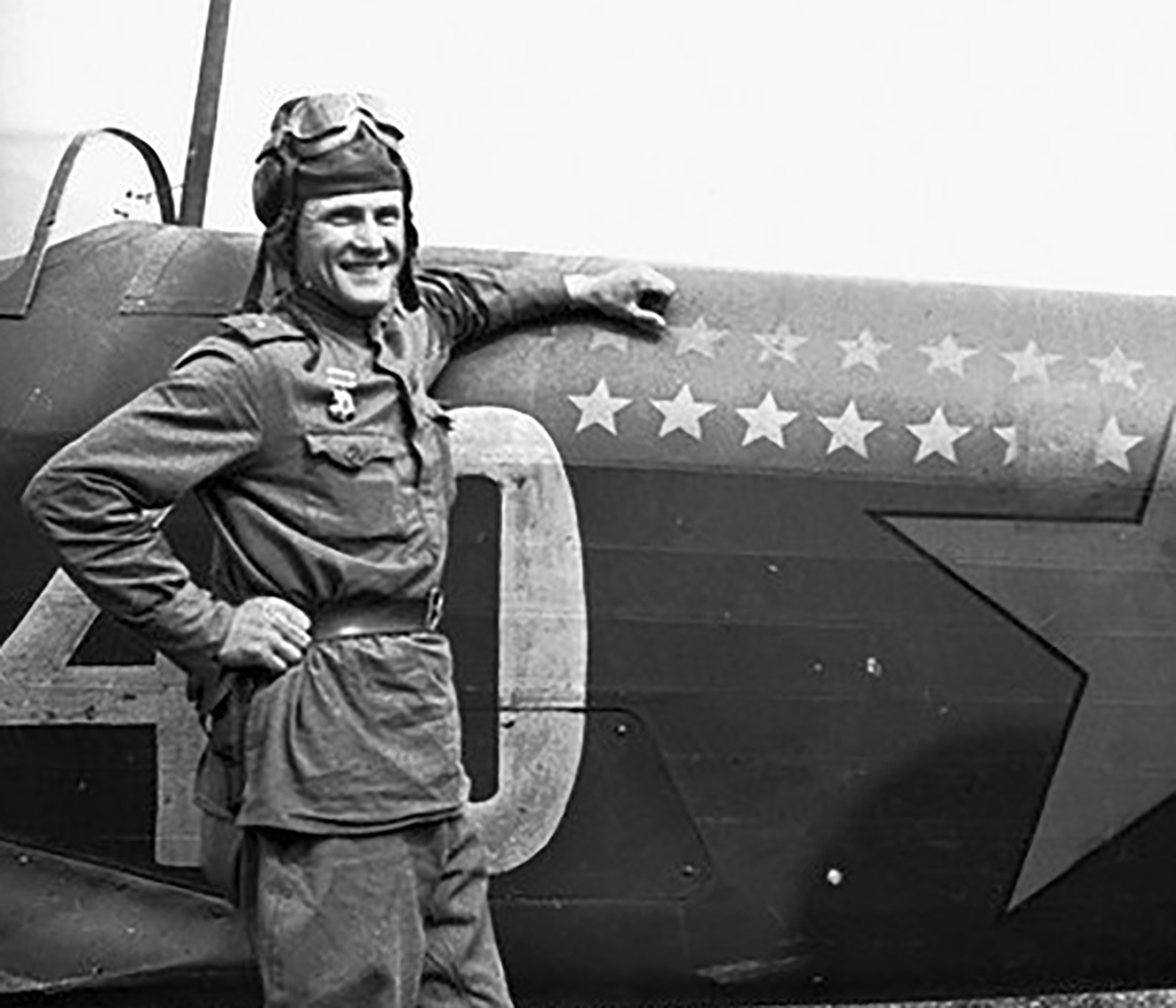 Григорий Иванович Филатов еңеү билдәләре һуғылған 40-сы борт һанлы “Як-7Б” янында.